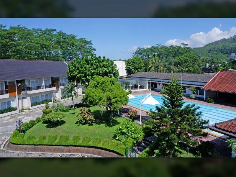 Front One Resort Magelang Buitenkant foto