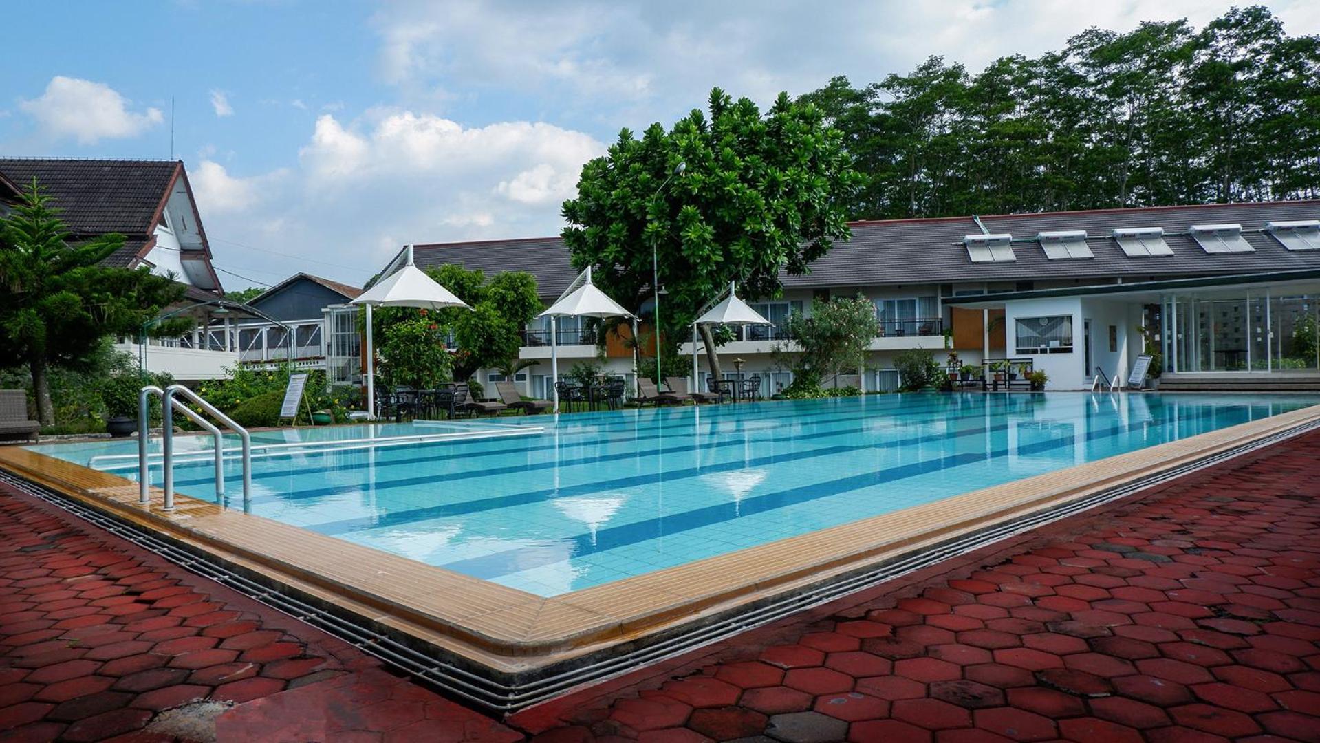 Front One Resort Magelang Buitenkant foto