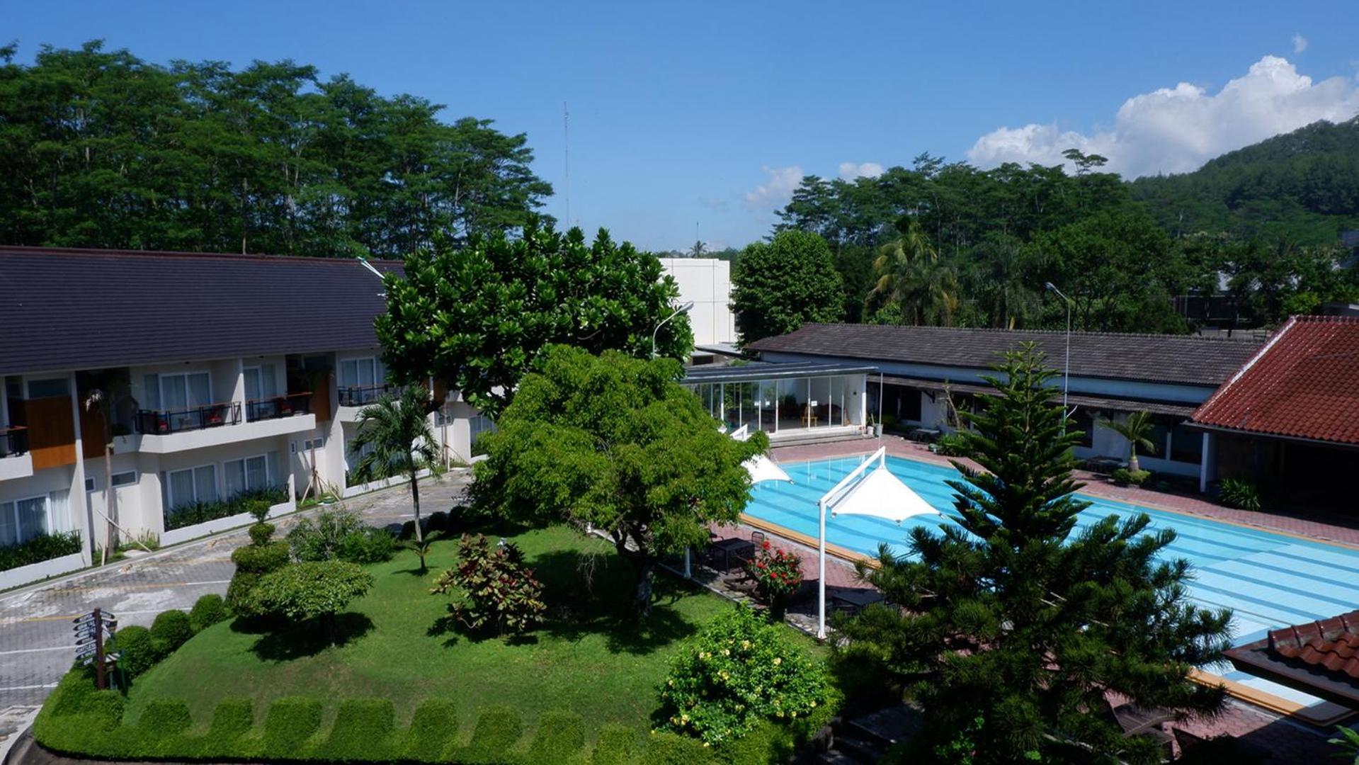 Front One Resort Magelang Buitenkant foto