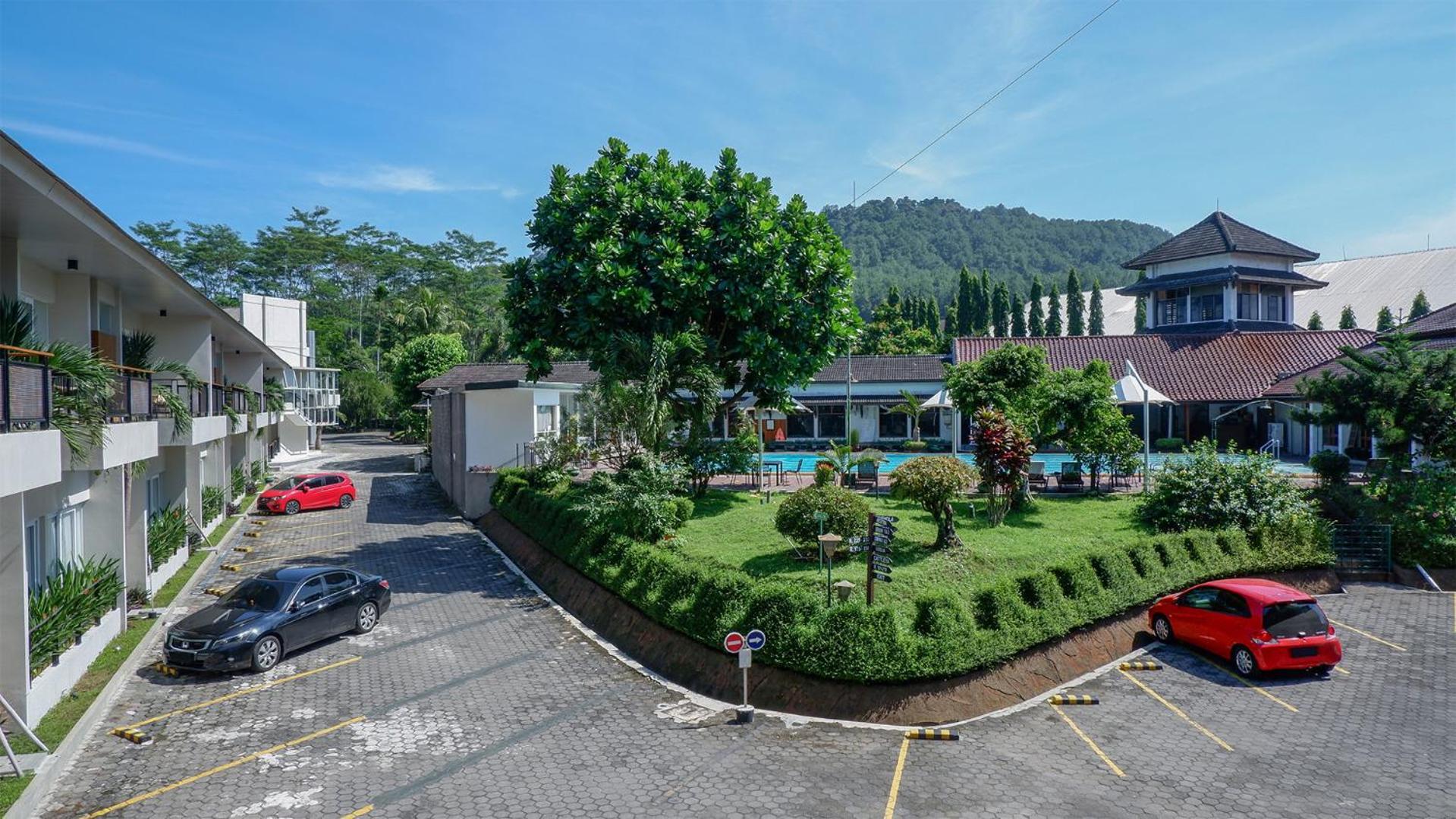 Front One Resort Magelang Buitenkant foto