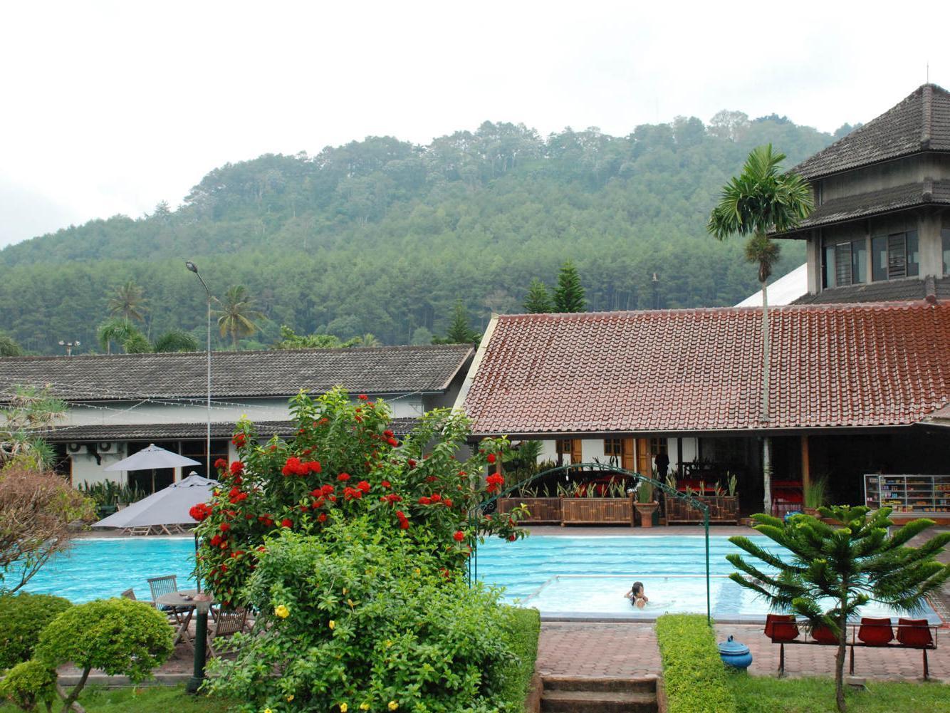 Front One Resort Magelang Buitenkant foto