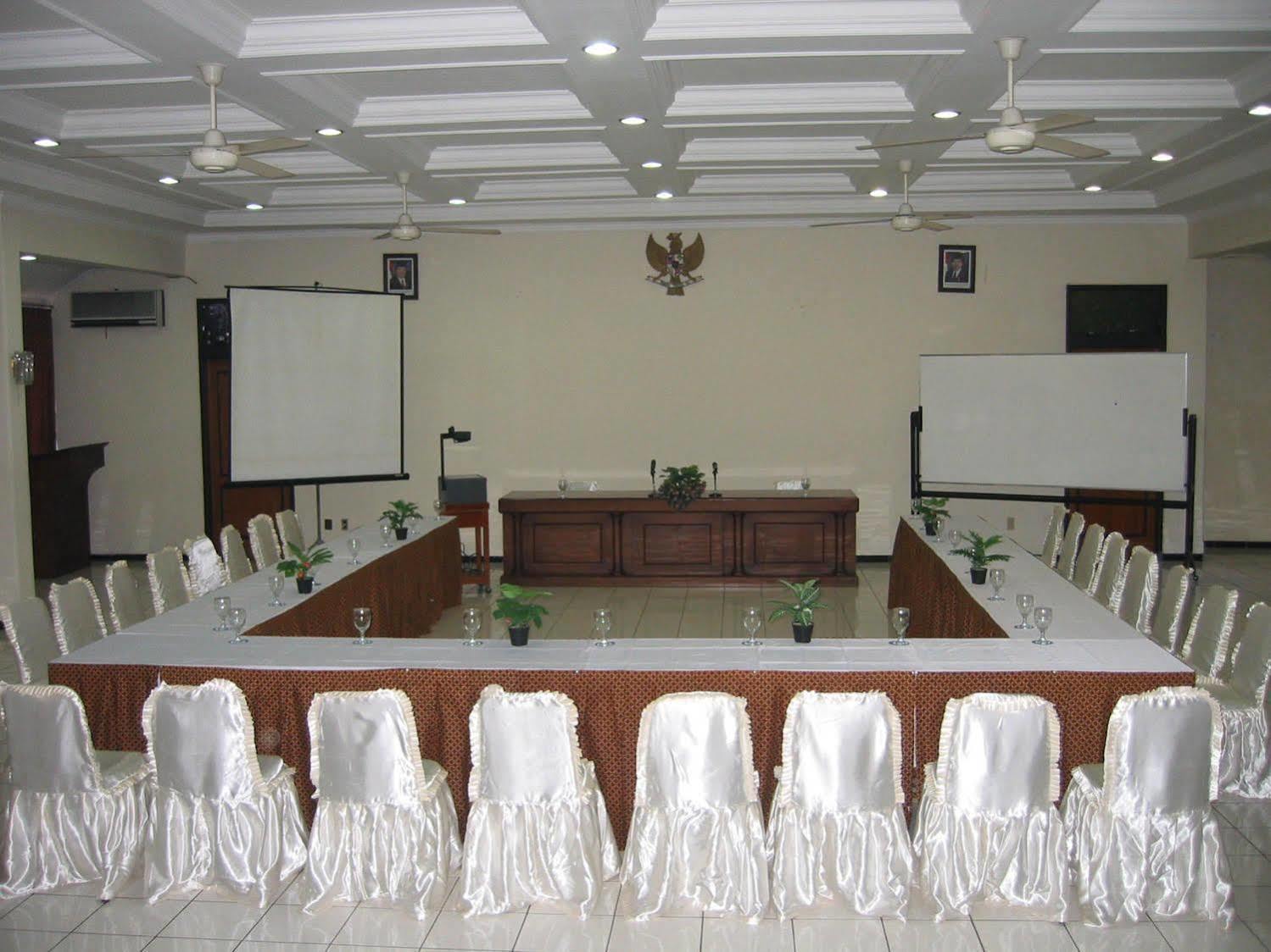 Front One Resort Magelang Buitenkant foto