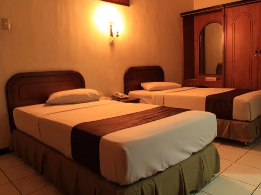 Front One Resort Magelang Buitenkant foto